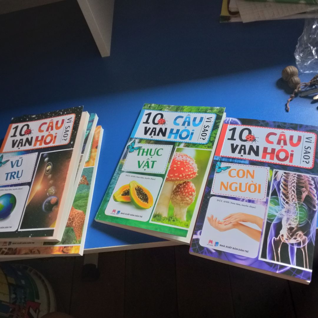 Trước tiên mình xin đánh giá về trải nghiệm mua hàng lần này của mình.
1: giao hàng thì trước thời hạn (20/10/2020) cái này thì ok nha. Nhưng bên giao hàng lại không phải là nhân viên của tiki cái này mình không thích nha.
2: Trước tiên thì sách có bọc nilon mà hình như có ai đó đã xé ra, cái này mình thật sự không hài lòng. Sách mua 1 bộ 5 cuốn mà có 2 cuốn bị lỗi rồi (1 quyển về thực vật, 1 quyển về con người) trong đó cuốn thực vật bị nặng nhất vì 1 chút xíu nữa là trang giấy bung ra khỏi gáy sách, cuốn về con người thì bìa bị bung ra.
Hy vọng tiki sẽ đổi lại cho mình 2 quyển bị lỗi nói trên. Chân thành cảm ơn tiki