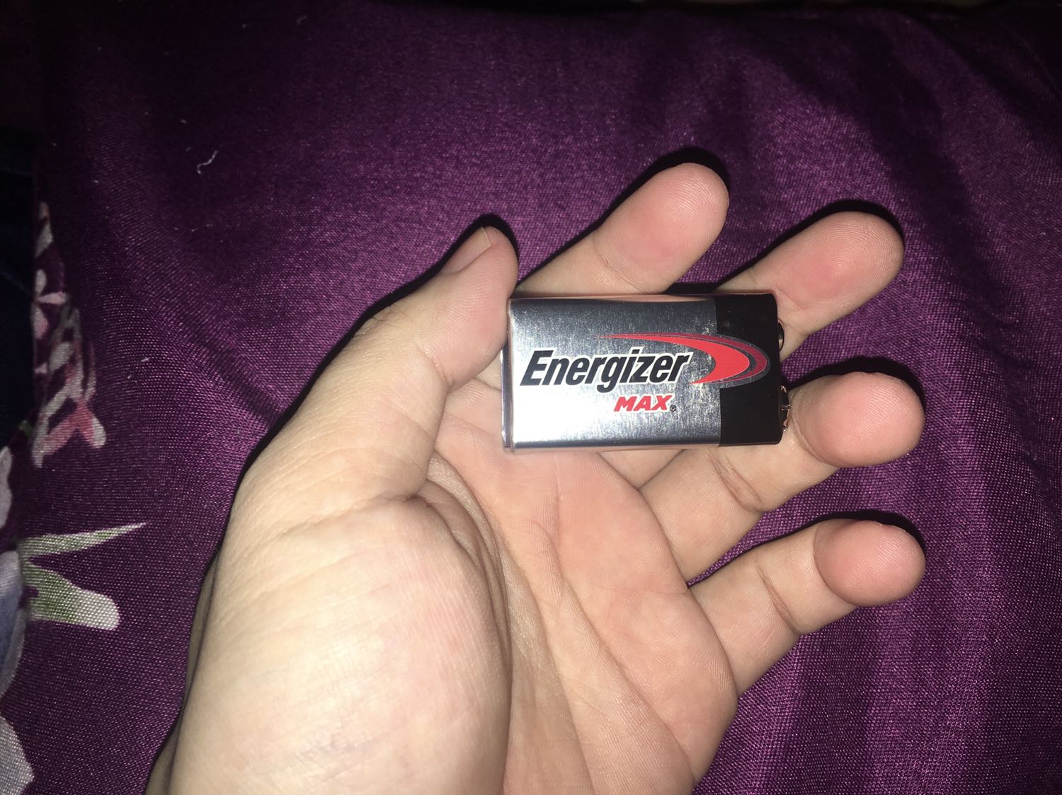 Mình có mua pin sạc cổng Micro USB của hãng khác, sạc xong gắn vào EQ của đàn Guitar nhưng không lên điện. 

Mình mua pin này, không phải loại sạc nhưng có sự an tâm vì tuổi thọ pin lên đến 5 năm. Gắn vào EQ Guitar lên điện hoạt động bình thường.