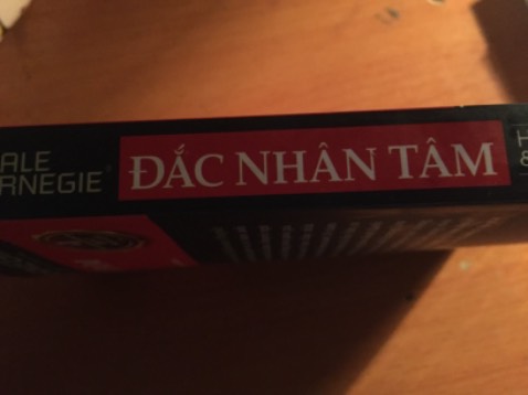 sách xịn xò lắm cuốn sách này mình dã thích lâu lắm rùi nhưng bây giờ mới mua đươc mệnh danh là " cuốn sách hay nhất mọi thời đại đưa bạn đến thành công" sách này gần như một cuốn sách kinh điển à các bạn trẻ nên đọc để có những kĩ năng giao tiếp đỉnh cao ❤️cuốn sách khi mình nhận được thì nó hơi móp ở đầu nhưng không sao hộp cũng hơi nát rách nữa🤧 may mà shop tặng bookmark làm mình an ủi phần nào hic