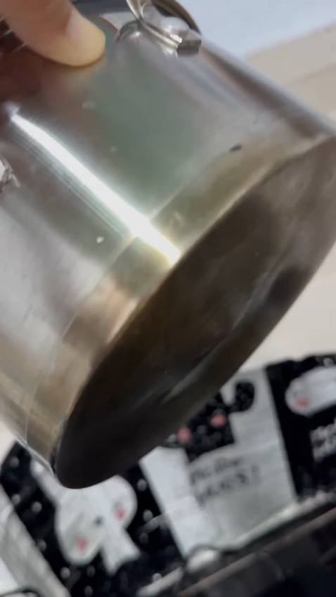 Nồi sử dụng được 1,5 tháng thì bị nổ đáy nồi làm hở và cong vênh đáy nồi dẫn đến nấu lâu sôi. Chất lượng chịu nhiệt của đáy nồi kém.