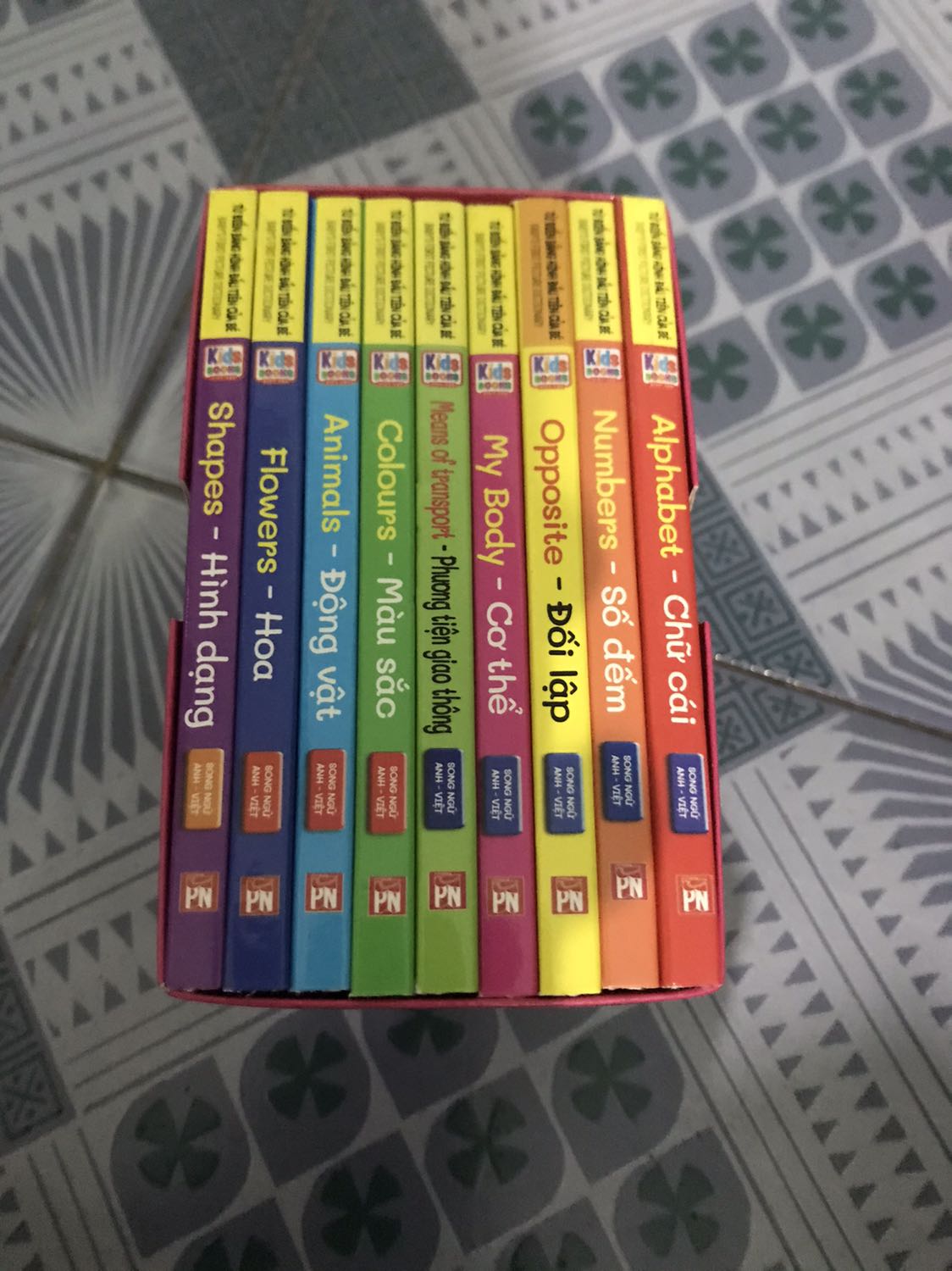 Nhà sách giao hàng rất nhanh chóng. Sách rất đúng chuẩn. Đẹp mắt. Màu sắc tươi sáng. Vừa học vừa làm đồ chơi cho bé. Mỗi trang bìa cứng cáp. Không sợ bé xé hỏng