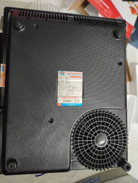 Trọng lượng nhẹ, phần đế thì 4 chân k được bọc đủ nút nên hơi trơn. Mặt bếp cũg hơi trơn. Có tặng kèm vỉ nướng. Nóng nhanh. Quạt gió thì sau khi tắt bếp khoảng 10p sẽ ngưng quạt. Dùng được 3 ngày, thấy cũng tạm ổn  Mình đang muốn kích hoạt chế độ bảo hành cho sản phẩm. Trọng lượng nhẹ, phần đế thì 4 chân k được bọc đủ nút nên hơi trơn. Mặt bếp cũg hơi trơn. Có tặng kèm vỉ nướng. Nóng nhanh. Quạt gió thì sau khi tắt bếp khoảng 10p sẽ ngưng quạt. Dùng được 3 ngày, thấy cũng tạm ổn  Mình đang muốn kích hoạt chế độ bảo hành cho sản phẩm.