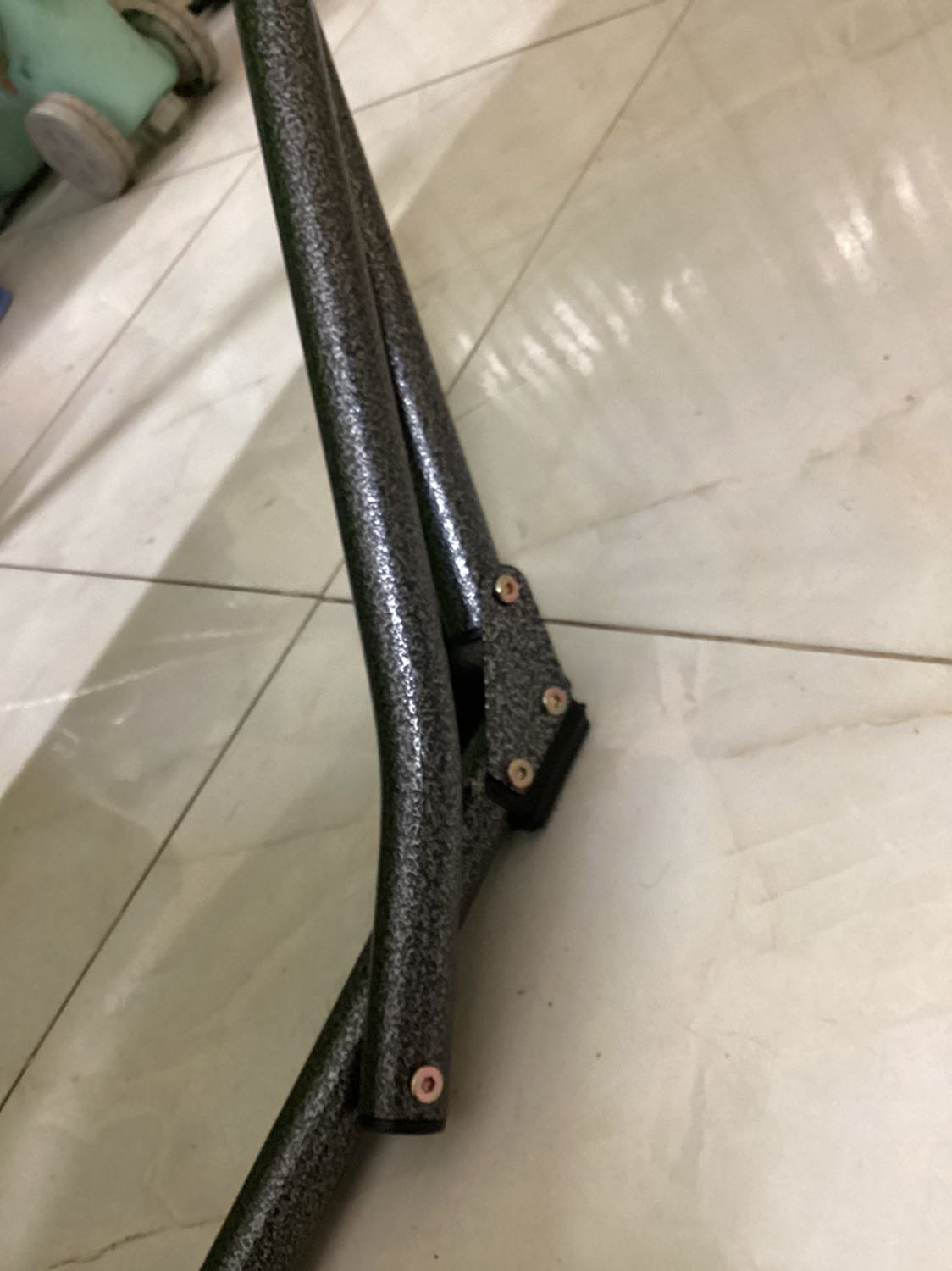 Khung sườn chắc chắn, võng thoáng mát, người lớn nằm thoải mái. Giá hợp lý.