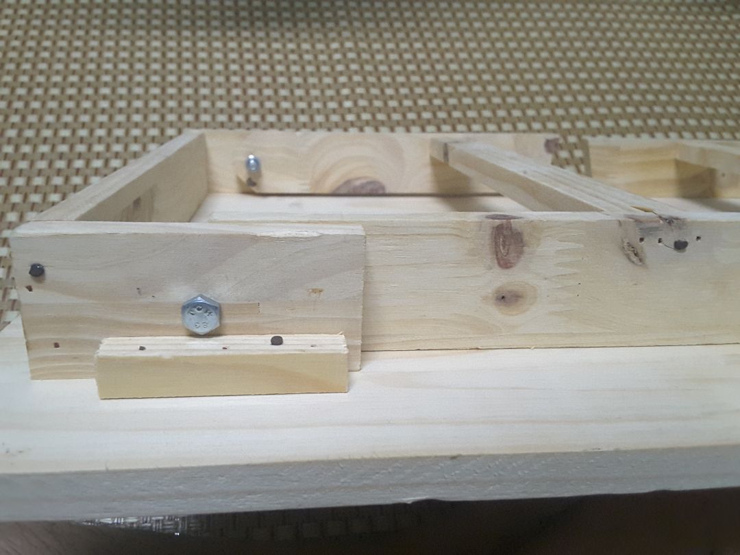 Nếu mình ko thêm mấy cây đinh vào thì tuổi thọ của bàn này ko được bao lâu. Mỗi mối nối là 1 đinh.