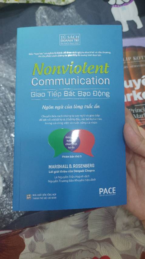 - Mình biết đến chủ đề Nonviolent Communication từ một người em chia sẻ bài học của nó tại Fulbright University. Thấy thú vị và practical nên mình luôn tìm đọc cuốn sách đến giờ. Nay mình thấy Tiki Trading có nên mua luôn.
- Sách bao bì rất chỉn chu, có bọc kiếng, bìa mềm, chữ in nổi nhưng giấy dày dặn cứng cáp. Chất lượng in tốt. Mình check thấy version này là version mới nhất, được in từ Q1/2024 luôn nên rất bất ngờ.
- Giao hàng Tiki nhanh nhưng có thể nhanh hơn. Mình đặt cuốn này chung với 2 cuốn khác từ sáng qua, sáng nay mới nhận được. Chưa kể giao 3 cuốn nhưng mình thấy đóng gói hơi chưa cẩn thận lắm. Chỉ cuốn giấy chống shock qua ngang 3 cuốn sách thế thôi, phía trên và phía dưới của sách chưa được bọc lại bảo vệ. Nhưng thôi mình vẫn cho 5 sao nhé.
- Giá mình mua được cuốn này với giá giảm khoảng 26% sau khi trừ khuyến mãi Tiki. Quá hời luôn.

Thực ra 99% vấn đề trên đời xuất phát từ communication (giao tiếp), nếu bạn mong muốn cải thiện giao tiếp của mình trong đời sống lẫn công việc thì mình highly recommend cuốn này.