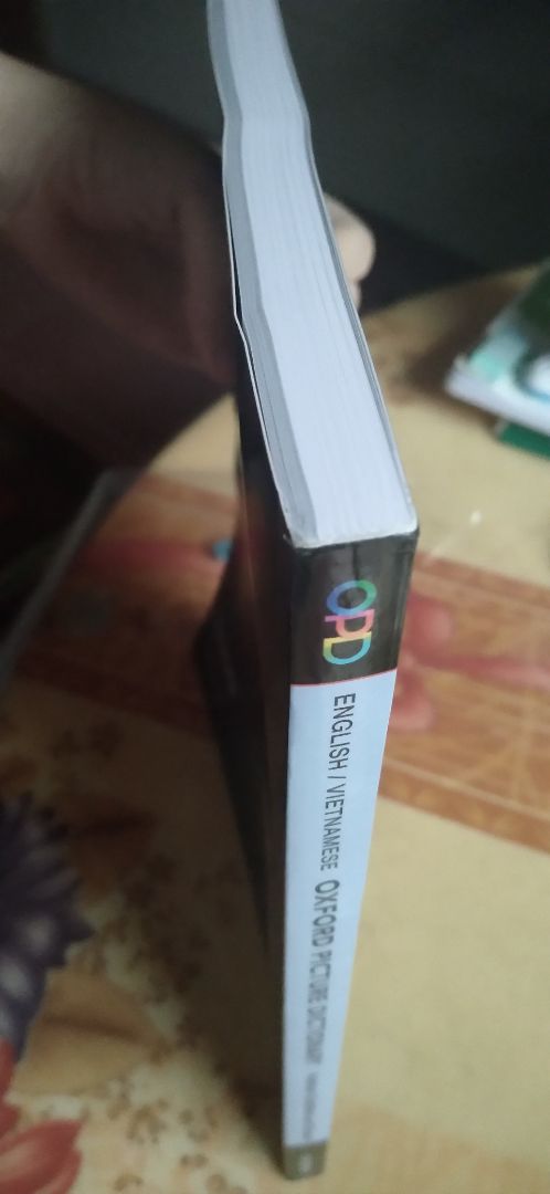 Sách giao đúng hạn, có bọc xốp chống sốc và màng co nên trông đẹp và mới. Bạn nào mua sách đắt tiền nên mua Fahasa dù giao hơi lâu với phí ship hơi đắt nhưng bảo quản và vận chuyển sản phẩm tốt.

Sách đẹp. Có 12 chủ đề, mỗi chủ đề có từ 9-21   bài. Mục lục ở đầu sách. Cuối sách có bảng động từ có quy tắc và bất quy tắc. Cuối sách cũng có phần từ tiếng Anh hoặc tiếng Việt theo trang để dễ tra cứu.

Tớ lúc đầu cũng không có ý định mua, học từ vựng k hình rất ổn. Nhưng nếu bạn đang ở trình độ sơ cấp hay trung cấp thì nên mua quyển này: OPD được chia chủ đề hợp lí, dễ học, không khô khan hay bị ngộp như những sách từ vựng theo chủ đề khác, thêm nữa là NXB Oxford nên cũng rất yên tâm.

Sách đắt nhưng nếu bạn chăm chỉ thì sẽ không phí tiền đâu. À mà nếu thích học từ vựng có hình mà ngại k có tiền thì đừng in hay mua lậu nhé: in đen trắng hình khó nhìn hoặc in màu thì không bằng mua sách thật luôn?.