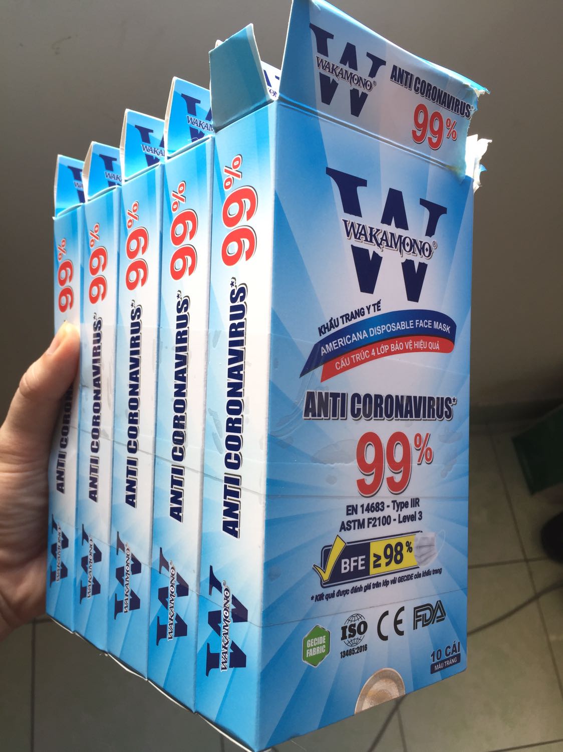 Khẩu trang gây cảm giác nóng, rát, làm da mặt bị mẫn đỏ (những chổ tiếp xúc) chỉ sau chưa đầy 10s đeo. Tôi đã gọi lên số tổng đài công ty Wakamonobio là *** thì được phản hồi là có khách hàng gặp dị ứng tương tự! Wakamono nên ghi kèm cụ thể phản ứng/dị ứng đối với da nhạy cảm. Bản thân tôi và gia đình sẽ không dùng lại sản phẩm này.