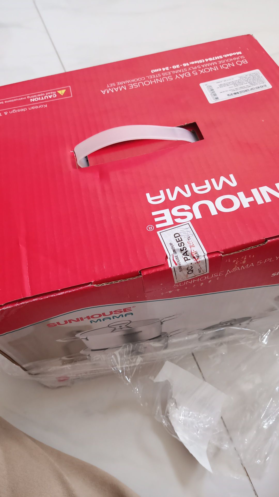 Đáy dày nhưng thành mỏng, inox bóng, chưa đun nấu nên không biết có bền không, trước mắt thấy ngoại quan là đẹp. 
Góp ý Sunhouse nên chèn thêm mút ở đáy nồi những nồi ở trên khi đóng thùng vì con ốc gắn nắp cấn làm trầy đáy nồi.