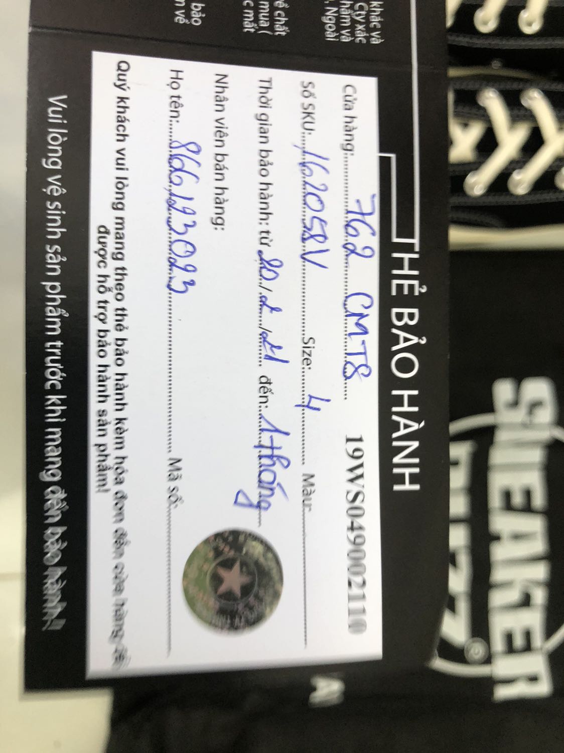 Giày thì xịnnnn khỏi nói giao hàng nhanh còn tặng kèm vớ nữa :vvv