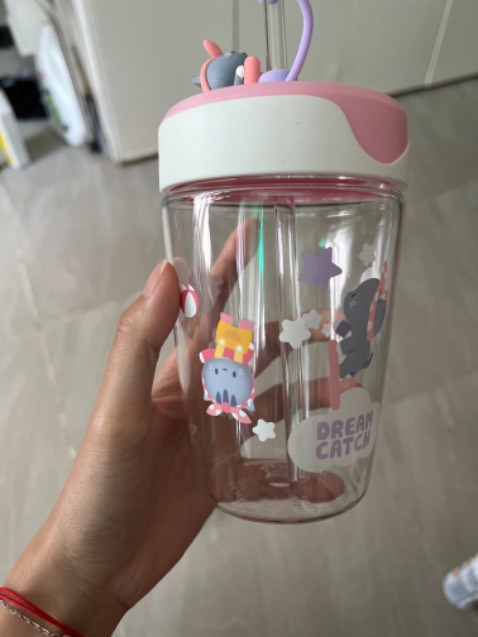 Ly xinh lắm. Cầm rất chắc tay. Có tặng thêm sticker dán ly nữa. Mà nhựa này không dùng được cho lò vi sóng và máy rửa chén