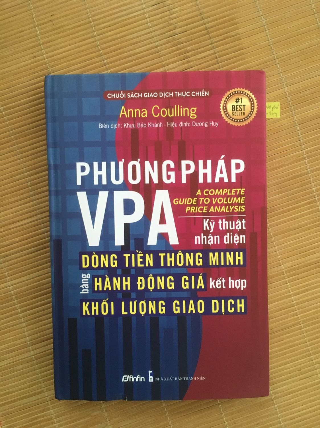 Cuốn sách là nhửng kiến thức chia sẽ rất tuyệt vời của tác giả cô Anna Coulling. Cuốn sách nói rất rõ hành động nỗ lực tốt sẽ đi đến kết quả tốt (đó là hành động giá đi kèm với khối lượng). Là 1 nhà trader thì nên đọc nhửng cuốn sách này để hiểu rõ đằng sau cây nến và khối lượng đó đang nói với ta điều gì để chúng ta biết và hành động 1 cách chính xác tránh bị nhà giao dịch nội bộ “làm thịt” mình. Cảm ơn nhà sách finfin đã đưa đến cho độc giả những cuốn sách hay như thế này. 
P/s: Mình cũng mới mua thêm 2 cuốn của nhà sách finfin để nâng cao kiến thức, khi nào đọc xong mình sẽ review lại nhé, sách chất lượng giấy rất xịn sò nhé, mình rất thích sách bìa rời thế này. Tiki thì giao hàng rất thần tốc. Chúc tất cả mọi người tốt hơn mỗi ngày nhé. ?