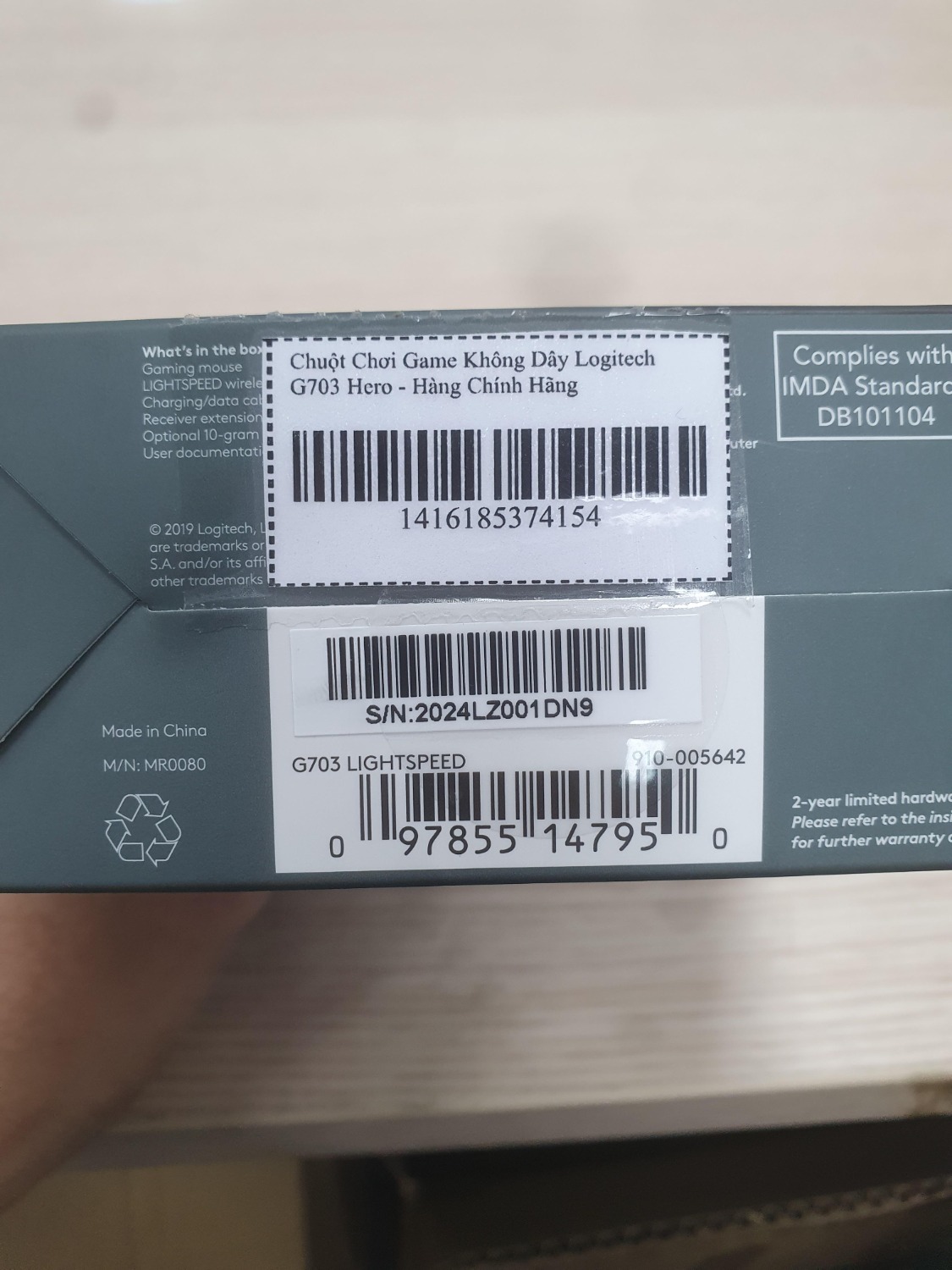 Sau khi anh mở hộp ra thì nhận thấy sản phẩm hình như đã bị sử dụng rồi, cục tạ nhỏ trong con chuột khá cũ, tra số serial number trên thân chuột và trên hộp sản phẩm thì thấy khác nhau, không thấy bất cứ thông tin bảo hành gì trên sản phẩm cũng như trên hộp, không tem. Sau khi anh mở hộp ra thì nhận thấy sản phẩm hình như đã bị sử dụng rồi, cục tạ nhỏ trong con chuột khá cũ, tra số serial number trên thân chuột và trên hộp sản phẩm thì thấy khác nhau, không thấy bất cứ thông tin bảo hành gì trên sản phẩm cũng như trên hộp, không tem.