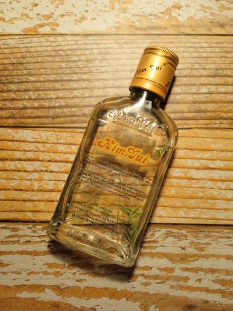 Dầu có mùi ngái, chưa quen sẽ thấy hơi... khai nhưng không hề khó chịu. Bôi lên da rất dịu mà đỡ hẳn nỗi lo bị côn trùng đốt. Dầu có mùi ngái, chưa quen sẽ thấy hơi... khai nhưng không hề khó chịu. Bôi lên da rất dịu mà đỡ hẳn nỗi lo bị côn trùng đốt.