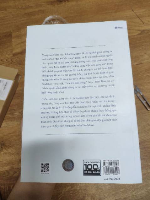 Sách chưa đọc, bìa đẹp, mùi thớm =)). Được tặng kèm bookmark thì hết nước chấm. Tóm lại là tuyệt vì giam hang quá nhanh.