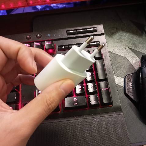 Có tem nhập khẩu Ngôi nhà Đức gì đó là được rồi khỏi cần mã gì mấy bạn ơi, đọc mấy review 1-2* kêu *** mà phì cười :))
Giờ là phần đánh giá cục sạc này của tôi chi tiết nhất trên sàn Tiki: sạc Apple góc cạnh đường viền rất sắc nét, rờ phê y như đầu cáp tặng kèm của iPhone, chữ nghĩa in rõ ràng, sắc nét không kém, Made in China, tốc độ sạc như quảng cáo của Apple, nhớ là sạc nhanh lên đến 80% sẽ sạc chậm hẳn và nhiệt sẽ mát gần như lúc chưa sạc vì lý do gì thì mấy bạn google thêm để hiểu, cơ chế đó là đúng. Tiện tôi có cục sạc PD của Anker lôi ra *** nhiệt so sánh, liệt kê chi tiết trong bảng mấy bạn tham khảo nhé, nói chung không chênh lệch nhiều lắm. Chọn sạc nào là tùy cá nhân mỗi người, cứ chuẩn PD tương thích iPhone là được, tôi thì dùng cả Anker lẫn Apple.