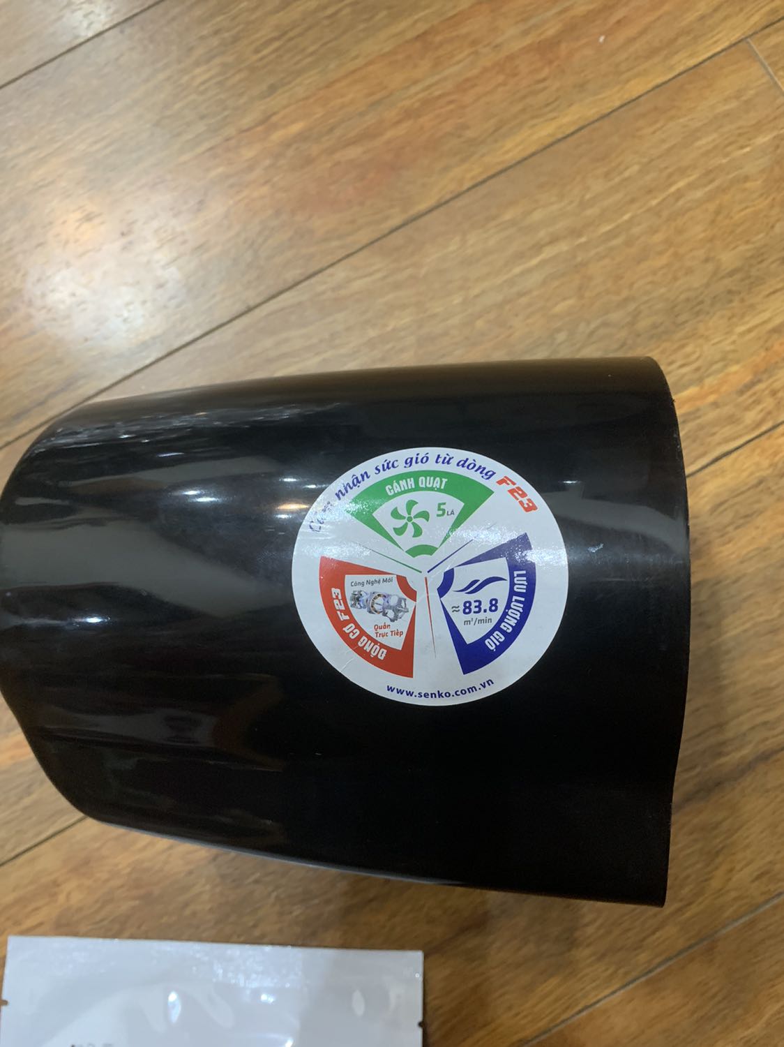 Chào shop, mình đã nhận được quạt rồi, rất đẹp và ưng. Chỉ có 1 điều mình sơ xuất ko quay lại luc bóc hàng, khi lắp quạt thì cái hộp đằng sau đã bị vỡ  bên trong, nên giờ ko lắp vào được nữa. Mình phải làm sao đây?