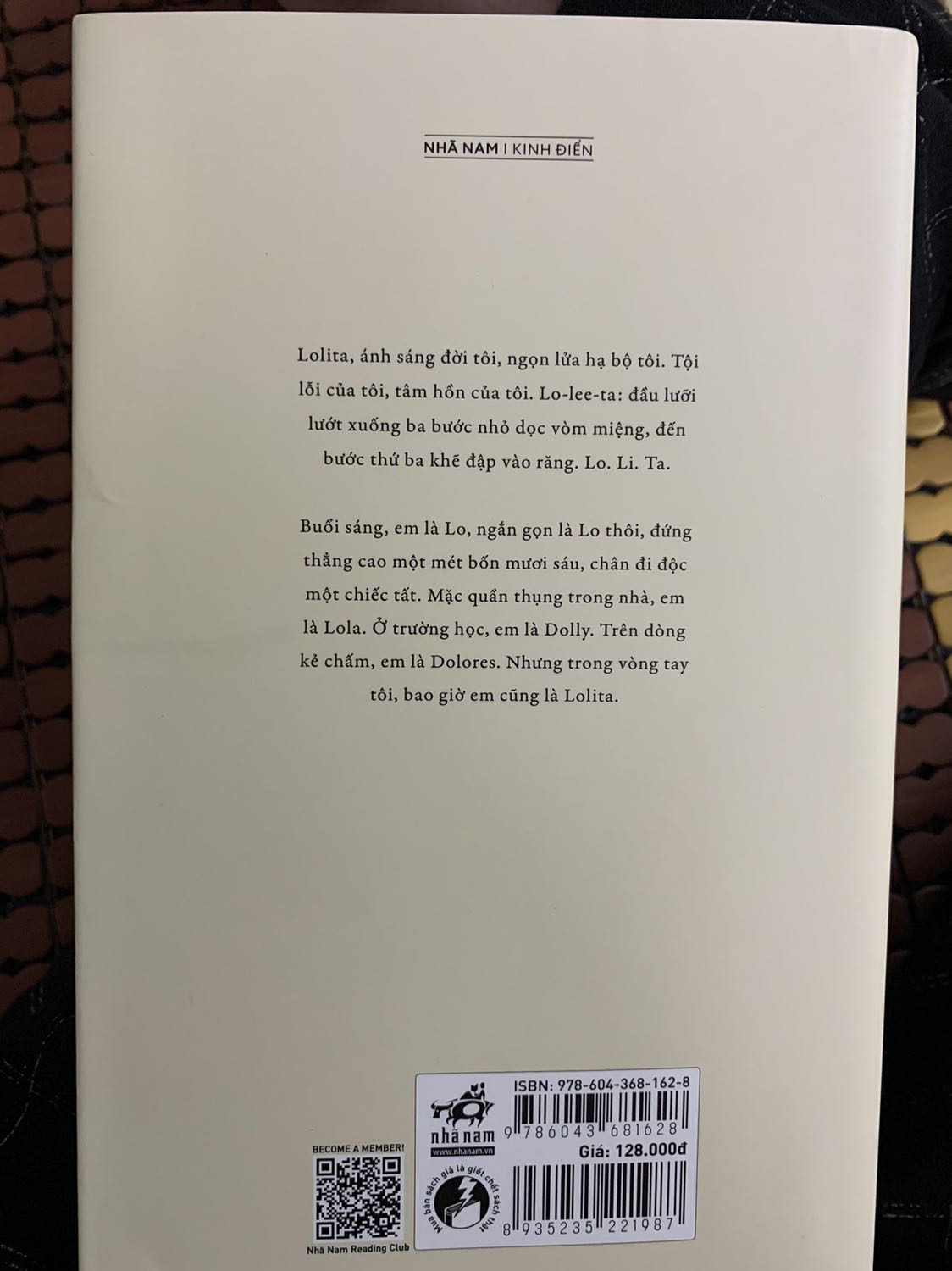 sách đẹp, nhưng bị cấn ở bìa sách mình mong muốn từ lần sau các nhà bán hàng bên tiki và tiki trading hãy dùng bọc chống sốc để bảo quản sách nguyên vẹn khi vận chuyển vì chẳng ai muốn cuốn sách của mình giao đến tay mà bị bụi bẩn hay quăn cả