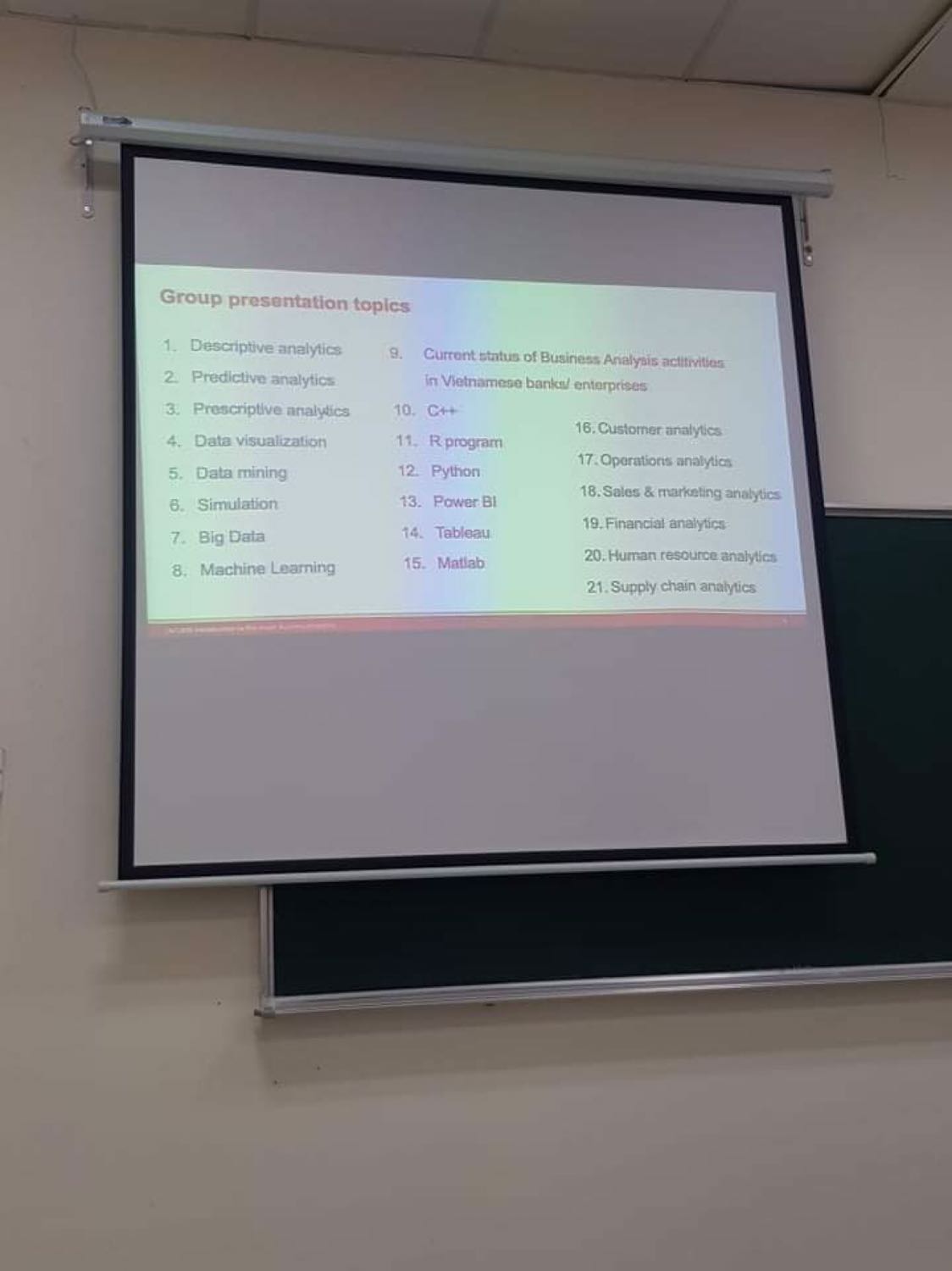 Elman, partner, Greylock Partners Growth is now the first thing that investors, shareholders and market analysts look for in assessing and valuing companies. HACKING GROWTH is a highly accessible, practical, method for growth that involves cross-functional teams and continuous testing and iteration. Hacking Growth does for marketshare growth what THE LEAN STARTUP does for product development and BUSINESS MODEL GENERATION does for strategy. HACKING GROWTH focuses on customers - how to attain them, retain them, engage them, and monetize them - rather th