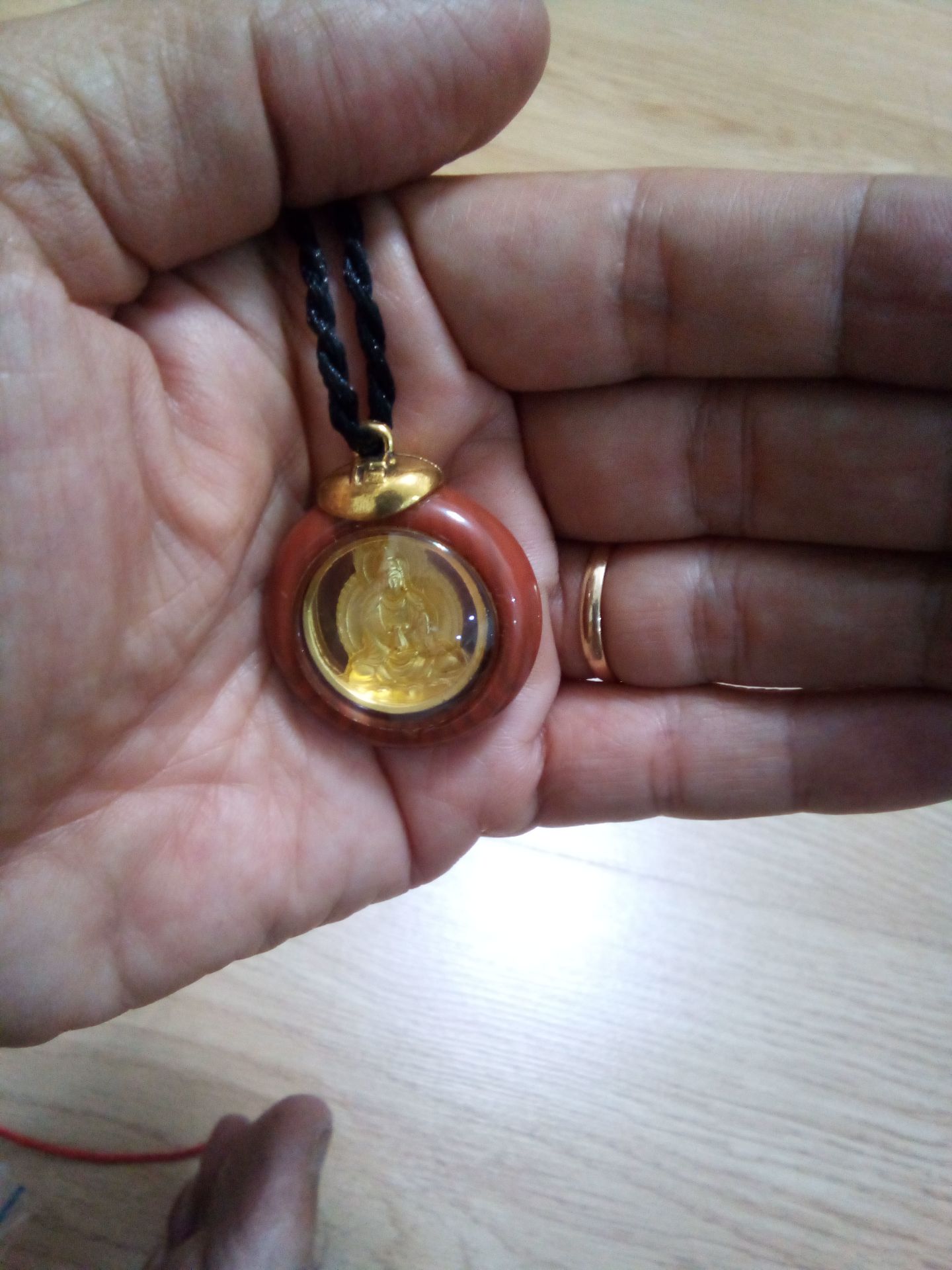 Mặt dây chuyền đẹp, không cầu kì. 
Từ lúc đeo vào thấy mọi chuyện có vẻ thuận lợi, chắc là do duyên, mặt trong hơi lỗi tí nhưng chắc do   duyên với cụ rồi.