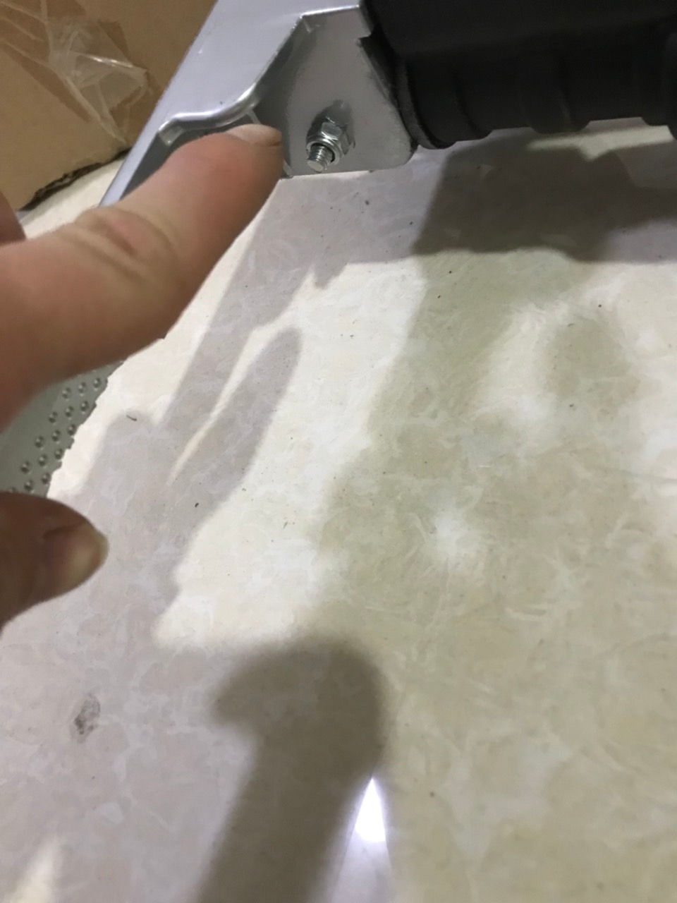 Mới cho chưa đến 50kg đi hành lang chung cư chưa leo bậc thang nào mà đã gãy, quá buồn Mới cho chưa đến 50kg đi hành lang chung cư chưa leo bậc thang nào mà đã gãy, quá buồn