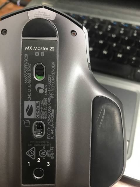 Chuột cũ có vẻ đã qua sử dụng, bóc ra không có box nhựa chỉ có 1 túi trắng sắp xếp rất lộn xộn, ốc vít bị tét rỉ, nhìn khá là tệ. Thấy nhiều người nhận xét cũng bị tương tự mà vẫn không có gì thay đổi, hy vọng tiki có biện pháp để bao vệ khách hàng. Mình đang rất muốn được hoàn tiền hoặc đổi trả sản phẩm này.