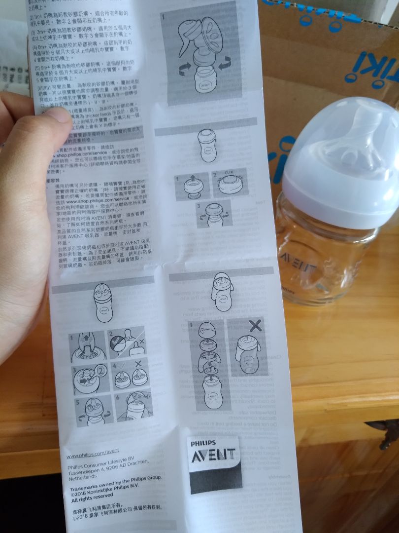 Tiki gói hàng rất kỹ. Bình thủy tinh cầm khá nặng, giao cho mình sẵn núm số 2, kèm sách hướng dẫn (tiếng Anh, Indo, Hàn, Thái, Trung), có thể dùng với máy vắt sữa. Cảm quan tốt, thủy tinh bóng mịn, in Avent nổi, không hôi nhựa ở phần nắp và núm ti.