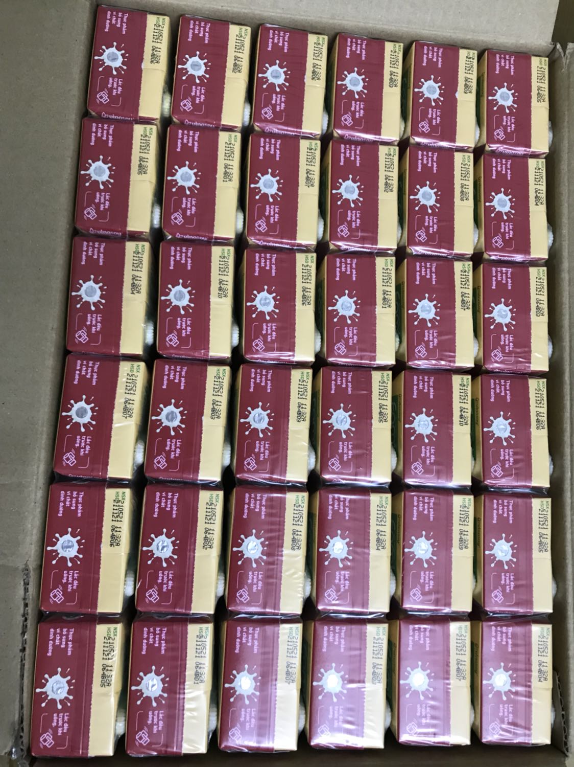 Tiki bán hàng giá giảm nhìu, mình sử dụng phương thức giao hàng tiết kiệm nhưng Tiki giao rất nhanh. 
Bao bì đóng gói cẩn thận, còn dán thêm miếng note “hàng cực kỳ dễ vỡ” rất cẩn thận, date sản phẩm còn rất mới. Mình rất hài lòng