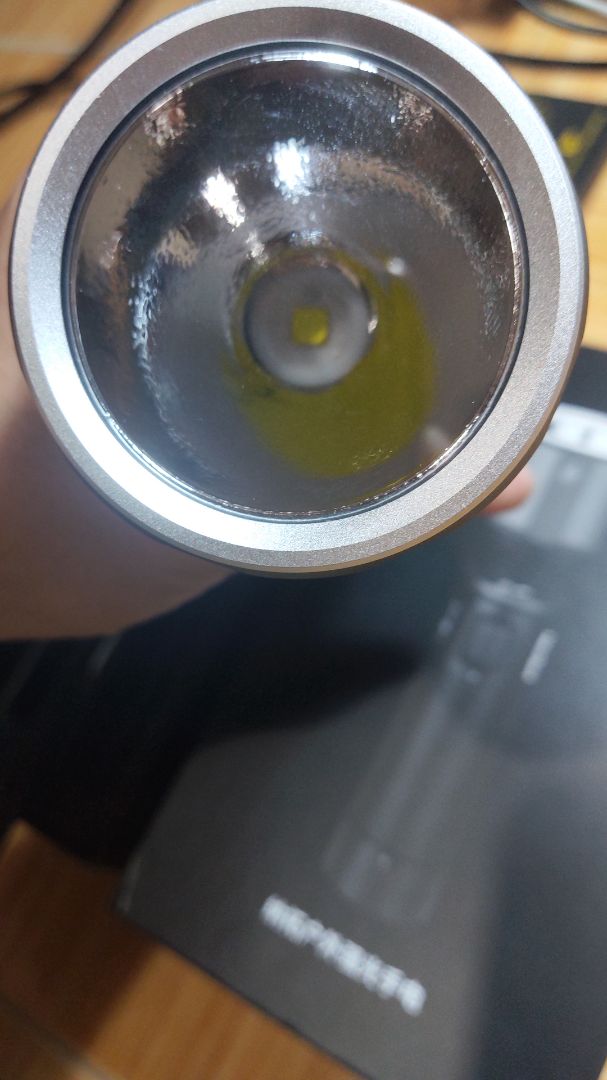 Đèn cầm rất chắc tay, sáng cực mạnh luôn, ở độ sáng mạnh nhất thì đèn nhanh nóng, cũng dễ hiểu, công suất lớn mà.