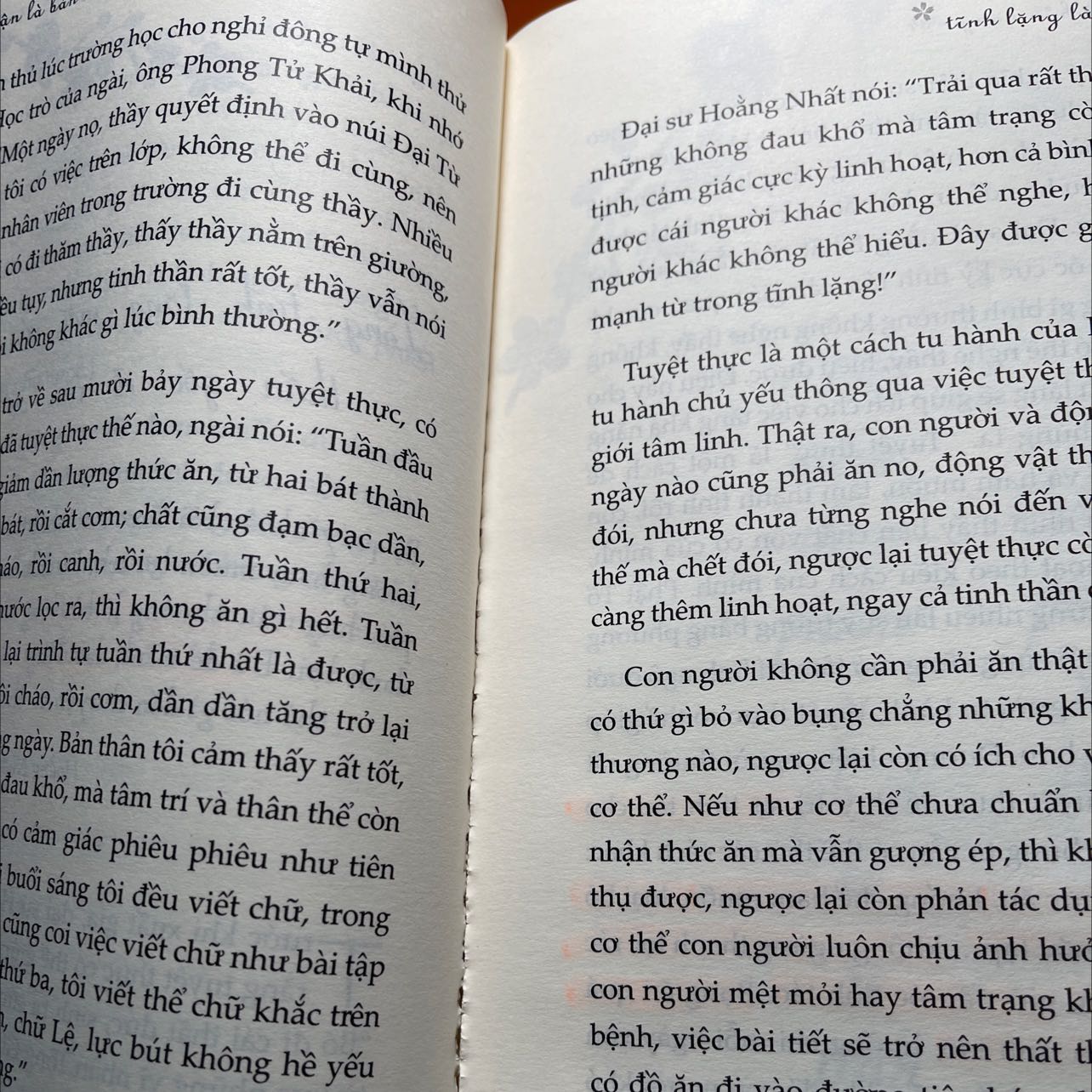 Sách đọc được tầm 1 tháng thì bị bung gáy rách,giấy bị bong. Nội dung sách thì rất hay và thú vị, in cũng rõ nét giấy đẹp, mỗi tội phần gáy sách dán keo chán quá. Mình k thể đổi trả vì mình đọc cũng khá chậm, thứ 2 là sau 1 thời gian lật sách mới bị bong vậy nên chắc hết hạn đổi trả. Một phần nữa mình nghĩ lỗi do nhà in đóng sách ẩu nữa.