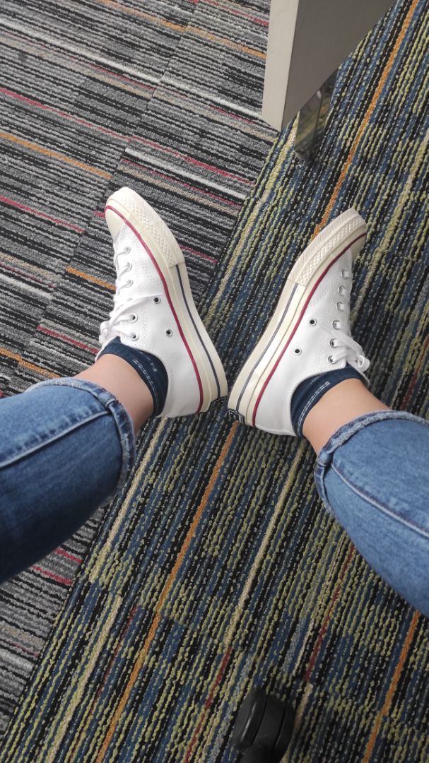 Dịch vụ oke. 
Mẫu giày không bao giờ lỗi thời.
Mang êm ái hẳn, nhưng ai quen mang giày thể thao thì sẽ thấy hơi nặng chân.
chất liệu ổn. Đóng gói gọn. Tiền nào của nấy.