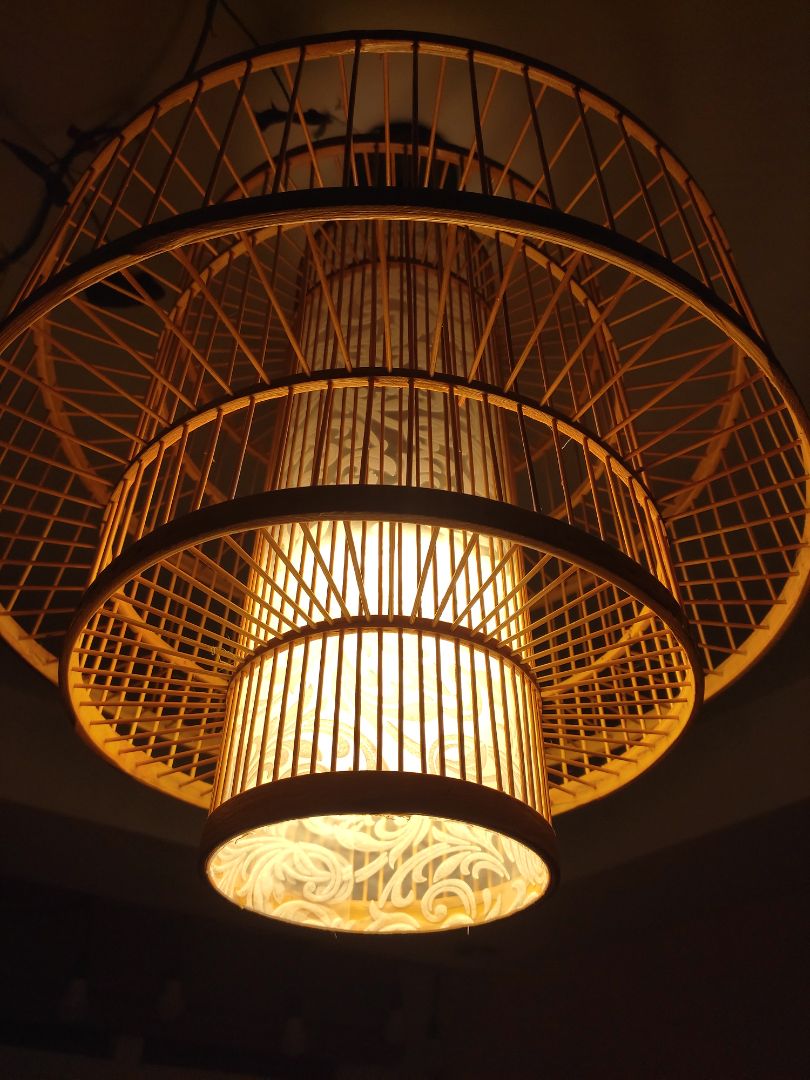 Đèn sáng rõ, màu vàng ấm, độ hoàn màu cao nên buổi tối không bị mỏi mắt. Chất lượng tốt giá ổn và tiết kiệm điện. Hy vọng sản phẩm dùng bền như quảng cáo