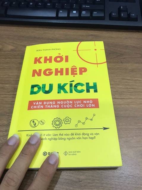 Đôi lời chia sẻ sau khi mình đọc xong cuốn sách này của tác giả Trần Thanh Phong. 
Thời gian gần đây mình có thói quen tìm đọc những cuốn sách về phát triển bản thân, kinh doanh hay khởi nghiệp. Phần lớn những cuốn sách đó đều là những tác phẩm kinh điển  của tác giả nước ngoài. Khi tình cờ tìm đầu sách về khởi nghiệp mình có đặt mua quyển "Khởi Nghiệp Du Kích", yếu tố để mình quyết định mua quyển sách này nhờ vào những phần đánh giá rất tích cực từ những bạn mua trước :))
Khi đọc cuốn sách này thực sự mình rất bất ngờ vì nội dung rất thực tế, gần gũi qua những câu chuyện của tác giả và những kiến thức vô cùng quý báu. Nó có tác động mạnh đến mức khiến mình phải ngay lập tức cầm bút ghi chép lại những ý hay vào cuốn sổ nhỏ. Và sau đó là lập 1 kế hoạch kinh doanh tinh gọn đúng theo tinh thần mà a Phong chia sẻ. Như mọi người thường nói, khi chúng ta sẵn sàng học hỏi thì người thầy sẽ xuất hiện. Và đúng như mong đợi, cuốn sách này chính xác là những gì mình cần tìm.
 Xin chân thành cảm ơn tác giả về những điều bổ ích mà anh đã chia sẻ. Kính chúc anh luôn mạnh khỏe và hạnh phúc và thành công!