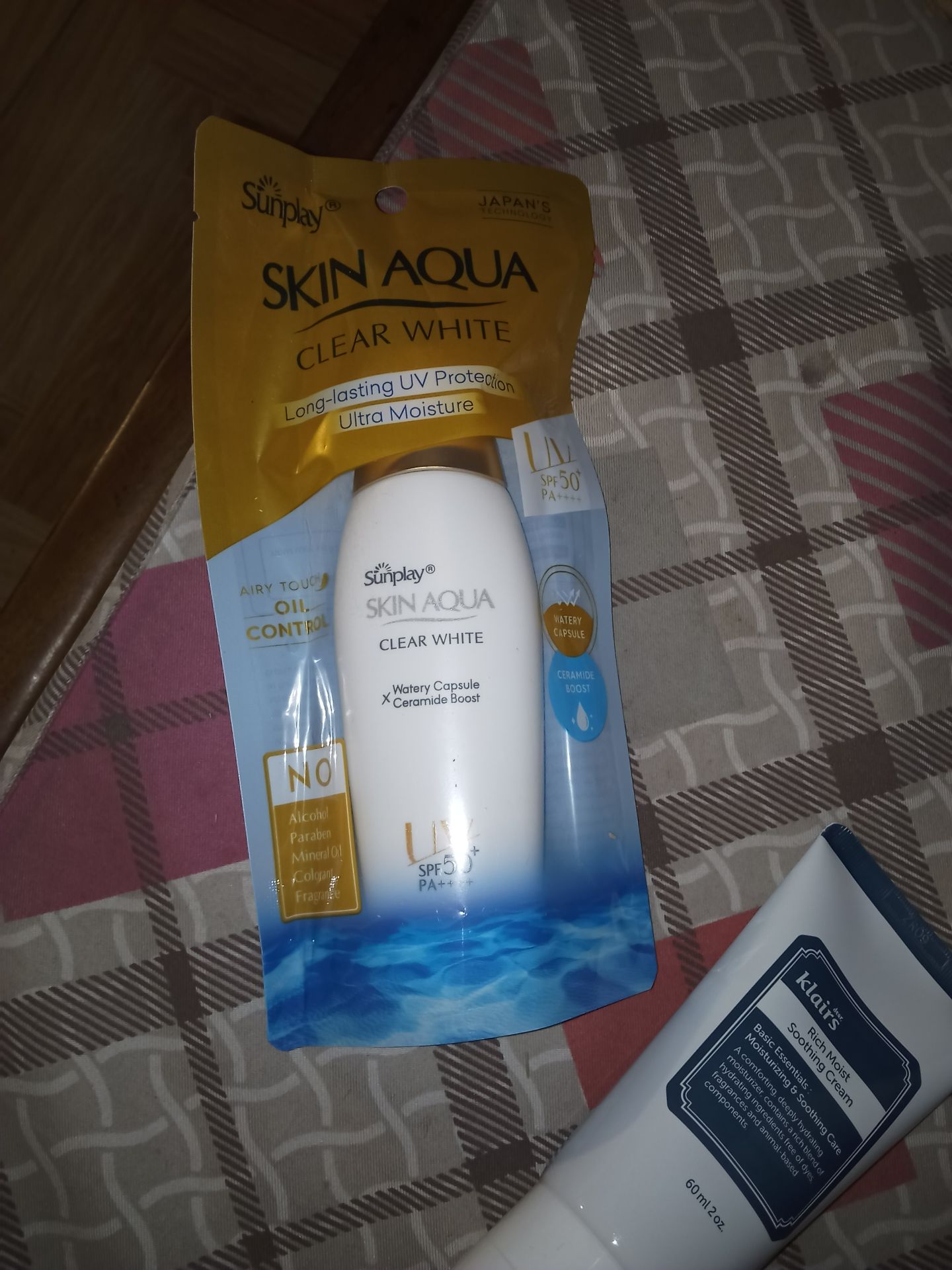 đây là một loại kcn dùng ngon, bổ, rẻ luôn ý ạ. Lúc đầu thoa có hơi bóng nhưng dạng sữa nên thẩm thấu vào da cũng nhanh lắm luôn. Ns chung là rất ưng luôn á. Tiki đợt này xử lí đơn hàng hơi lâu một xíu nhưng bù lại bác giao hàng NJV rất có tâm và thân thiện, mua hàng Tiki cx đã 3,4 năm nay nhưng lúc nào cx rất ưng nhất là chất lượng dịch vụ và thái độ của bác giao hàng hihi.