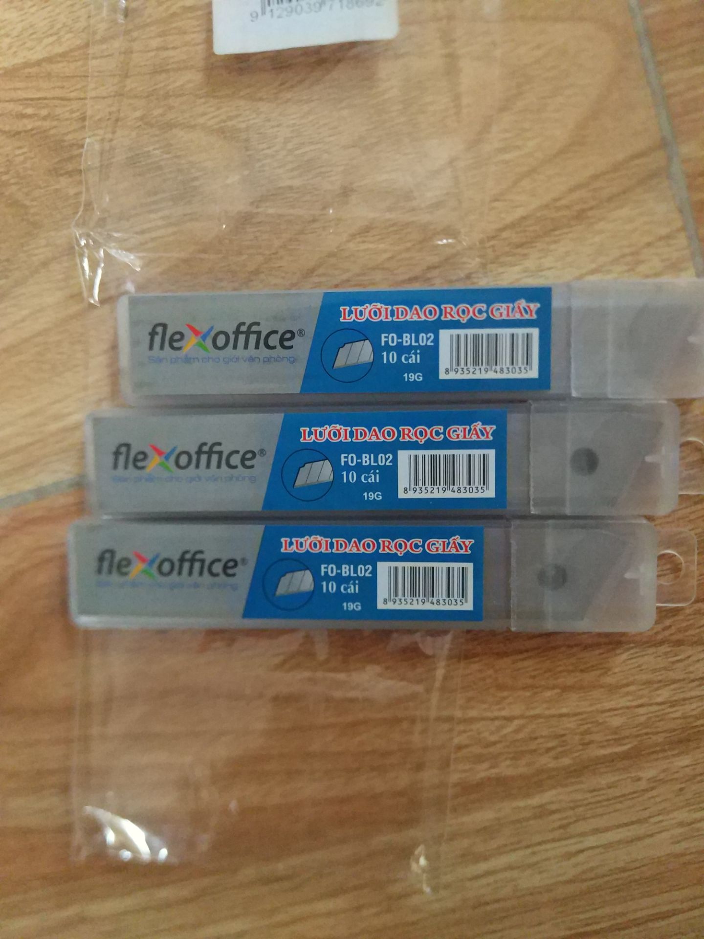 Dao bén, có hộp đựng chắc chắn, có lớp dầu giữa các dao nên hơi khó lấy.
Nhược điểm: để ngoài không khí nhanh bị gỉ.