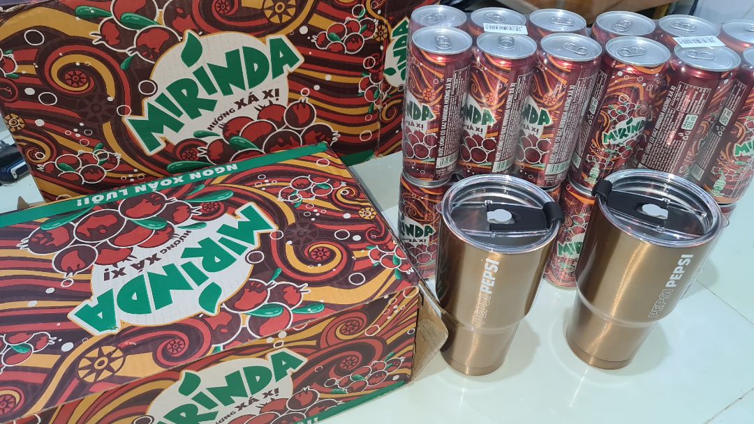 Giá tốt, mình đặt 2 thùng được tặng kèm 2 ly giữ nhiệt vàng ánh kim màu sắc sang trọng. Tiki giao hàng nhanh, hàng nguyên vẹn không bị móp méo hư hại. 2 thùng nhưng chỉ phù 1 ***. Tôi rất hài lòng, xứng đáng 5*. Sẽ tiếp tục ủng hộ cho tiki Giá tốt, mình đặt 2 thùng được tặng kèm 2 ly giữ nhiệt vàng ánh kim màu sắc sang trọng. Tiki giao hàng nhanh, hàng nguyên vẹn không bị móp méo hư hại. 2 thùng nhưng chỉ phù 1 ***. Tôi rất hài lòng, xứng đáng 5*. Sẽ tiếp tục ủng hộ cho tiki