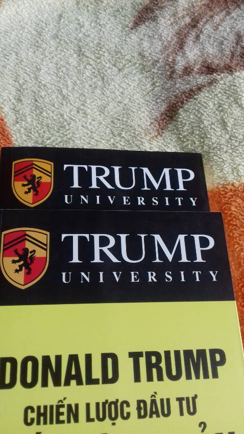 Chào tiki, mình đã mua rất nhiều sách trên tiki và đây là lần đầu tiên mình shock khi nhận sách. Ba cuốn sách gồm Phong thủy trong bất động sản, Donald Trump chiến lược đầu tư bất động sản và Bất động sản căn bản, đều được giao:
1. Không có bọc nilon bên ngoài.
2. Sách phủi đầy bụi.
3. Sau khi lau bụi xong, sách trông rất cũ trong khi sách mới được xuất bản đầu năm 2021.
4. Đặc biệt là cuốn Phong thủy trong bất động sản thì vô cùng cong quẹo, gấp mép.
5. Mình thật sự buồn vì giá sản phẩm và chất lượng bề ngoài của sản phẩm tỷ lệ nghịch nhau.
Mình rất mong tiki cải thiện về chất lượng sản phẩm trước khi giao hàng.
Trân trọng cảm ơn.