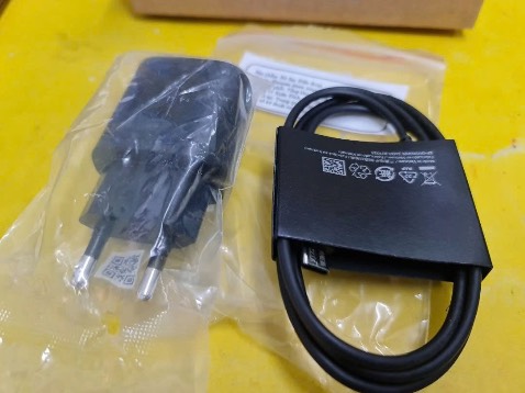 Sạc ok nha, cắm sạc hiện chữ sạc siêu nhanh ngon nhé và củ sạc ko nóng lắm ko biết độ bền được bao lâu thôi!