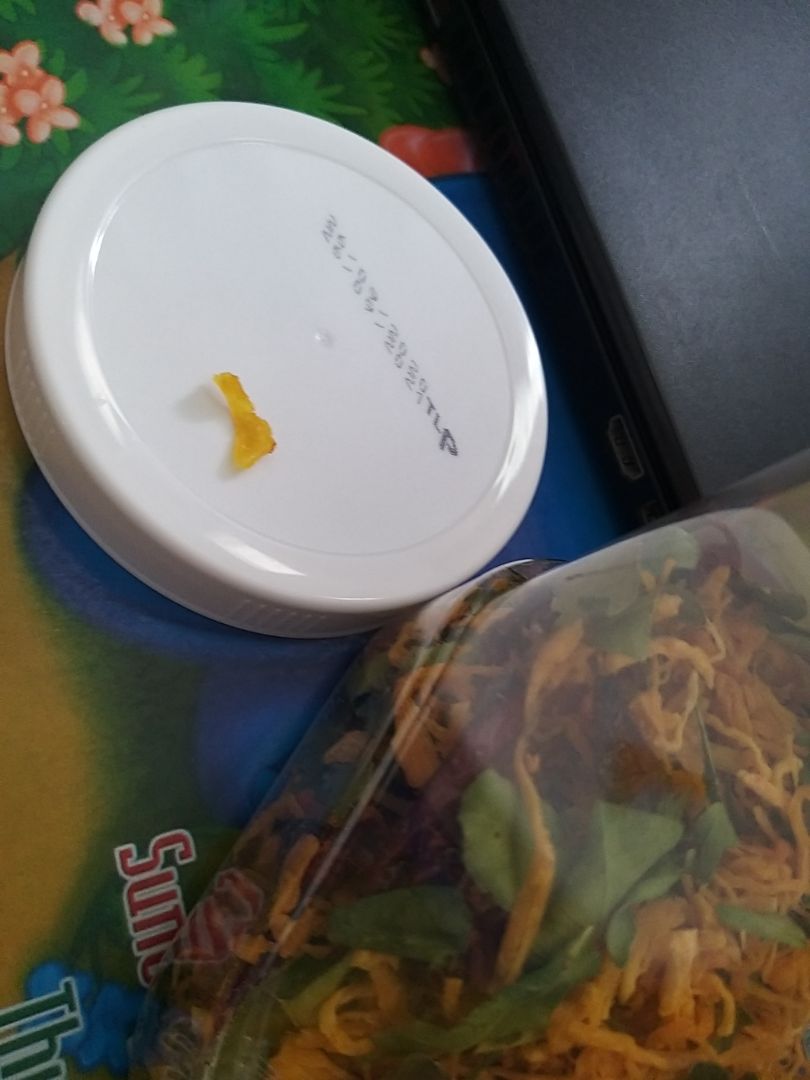 chụp đt nên k thể rõ hơn đc dù đã cố, nhưng ăn trúng một vài miếng có mùi hôi nhựa và cái miếng đó k nhai đc có dạng nhựa xuyên thấu mn ạ, tôi k biết sp khô gà họ làm ntn, có trộn gà vs nhựa để làm ra k nhưng chắc chắn k bao giờ mua nữa vì cảm giác ăn k an tâm, gì chứ tự nhiên ăn khô gà mà có miếng nhựa trong xuyên thấu, lại có mùi hôi thì giải thích nó là gì đc đây???