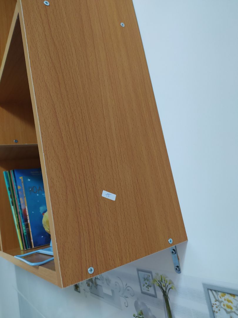 Kệ sách đẹp- chắc chắn - Giao hàng nhanh
- Mình nhận hàng nhưng vì chưa xong nhà nên mình chưa khui và ráp nên cũng lo lắng k biết có giống hình không và có bị thiếu gì không.
-  Hàng đóng gói kĩ và nặng.
- Mình nhớ thợ và dùng máy khoan vít nở ráp được một cách nhanh chóng. 
- tuy nhiên sau khi ráp xong nếu các bạn kê tháng đứng thì các bạn nên mua thêm các nút chân bằng cao su để gắn vào để kệ có thể đứng vững vì các con ốc gắn vào bị lồi lên , để bị cập kênh và nguy hiểm nếu nhà có trẻ nhỏ. và thế là mình quyết định mua đồ về gắn tường như thế này .