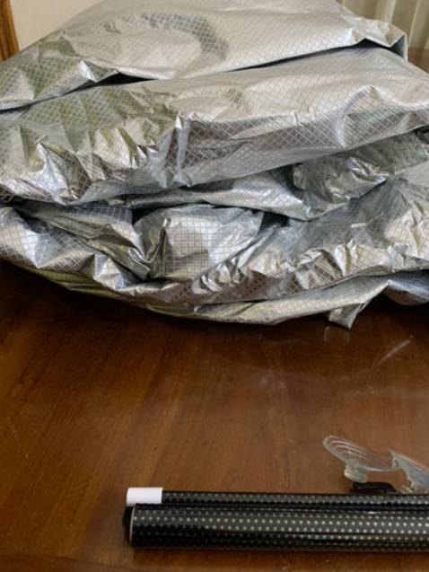 Bạt đẹp, vừa vặn với ô tô , hy vọng ko bị bong tróc nhanh dưới nhiệt độ 40 độ như mấy hôm nay. Sp khá dai, không bị biến dạng hay đàn hồi. dùng này là ổn vì nếu dễ dãn thì nắng nóng dễ bị chảy ra., nhưng hàng không sao, nên dùng rất thích. Màu sắc tráng bạc đẹp mắt, nên giảm đc mấy độ so với ngoài trời, đồ đạc để trong xe cũng yên tâm hơn!! 

Shop giao hagf nhanh, tinh thần cầu thị tốt, viết đánh giá sâu sắc nhờ thư ngỏ của shop này, đại ý là có vấn đề gi thì báo shop để bảo hành và sửa đổi nếu có lỗi gì!! Mình đặt có 2 ngày có hàng à, bên shop cũng bán khan lau xe cũng rất thích, có điều mình đang cần tìm thêm cái bọc vô lăng mà ko thấy bán, baoh bán thế nhỉ? Báo cho tôi để tôi xem xem. Cccm nên mua nhé! Tôi sẽ còn ủng hộ shop này