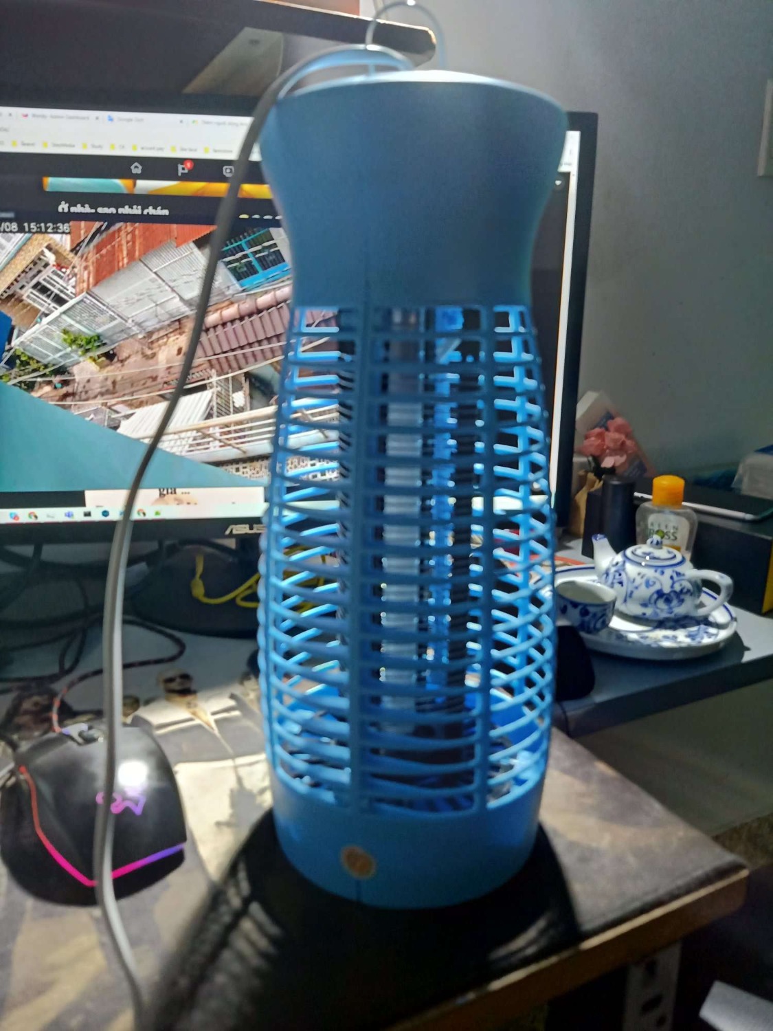 Chuyện kể rẳng từ khi mình mua chiếc đèn thì ốc vặn chưa vào, thay vì bắt muỗi thì mình để nó làm đèn ngủ bởi ánh sáng dụi của nó khá là dễ ngủ. Mình đã tự an ủi thôi thì chắc ngta đặt sai tên cho chiếc đèn nhưng rồi đên 1 ngày năm covid thứ nhất sau khoảng 30 lần sử dụng thì ôi thôi bóng đã xế chiều chiếc đèn đã ngỏm 1 màu đen xì. vĩnh biệt.