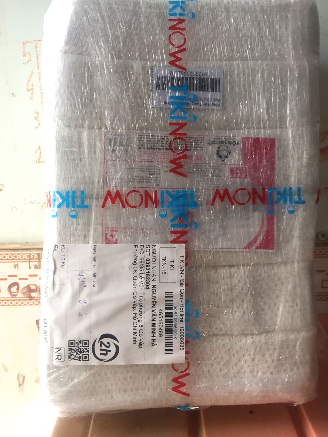 Hôm nay mình đã đặt sản phẩm như trên với số lượng 2. Tuy nhiên, người nhà mình nhận hàng nên khi mình về mới check thì chỉ giao hàng với khối lượng 1kg như trên hình. Nhưng giá thì là 2kg!! Mong Tiki giải quyết nhanh giúp mình