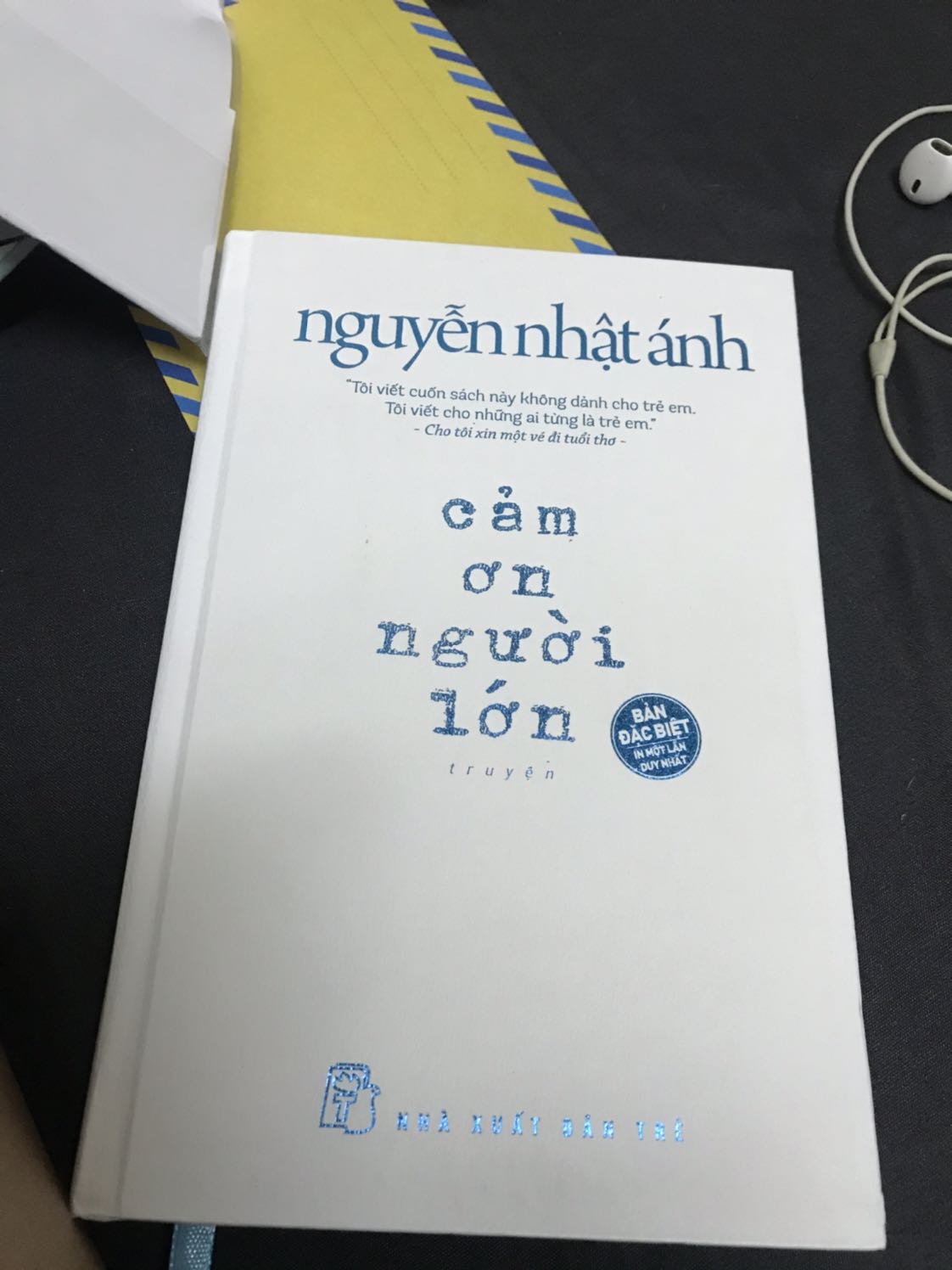 Đơn hàng này mình đặt ship nhanh lứm ( trong mùa dịch vầy thì mừng gần chết), nhưng có cái buồn là dưới lớp bọc trên nền trắng thì quyển trn bị có vết xanh xanh nhìn hơi buồn... nhưng bù lại là trang giấy rờ đã tay cực