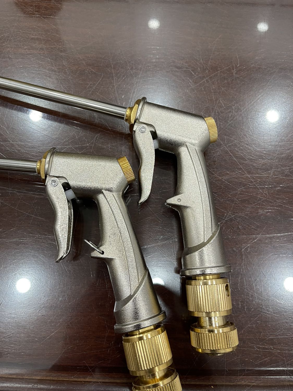 Chất lượng bình thường. Một vòi thiếu chốt hãm