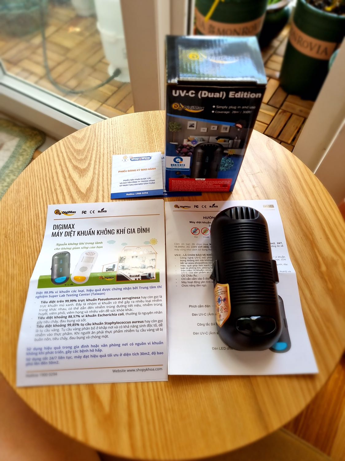 Mình gắn ở phòng khách, gần bếp. Mình thấy hình như máy khử được mùi thức ăn sau khi nấu, nên mỗi khi nấu ăn mình lại đem máy gắn ổ điện gần bếp, máy nhỏ nên tiện ghê. Mấy hôm nay dịch quá mình lại đem máy gắn gần cửa nhà (mình ở chung cư), mỗi lần đi đâu về đi ngang cái đèn thấy yên tâm thêm được ít, dĩ nhiên là không quên xịt cồn sát khuẩn cả người nữa. Máy sản xuất tại Đài Loan và có chứng nhận phòng thí nghiệm nên yên tâm nguồn gốc rõ ràng. Mình gắn ở phòng khách, gần bếp. Mình thấy hình như máy khử được mùi thức ăn sau khi nấu, nên mỗi khi nấu ăn mình lại đem máy gắn ổ điện gần bếp, máy nhỏ nên tiện ghê. Mấy hôm nay dịch quá mình lại đem máy gắn gần cửa nhà (mình ở chung cư), mỗi lần đi đâu về đi ngang cái đèn thấy yên tâm thêm được ít, dĩ nhiên là không quên xịt cồn sát khuẩn cả người nữa. Máy sản xuất tại Đài Loan và có chứng nhận phòng thí nghiệm nên yên tâm nguồn gốc rõ ràng.