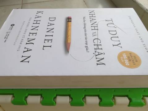 Sách cũ và dơ, yêu cầu được đổi trả.
Updated: Phải nói rằng Tiki hỗ trợ khách hàng quá tốt, ngay khi tôi vừa đăng phàn nàn xong thì họ đã gọi điện giải quyết ngay, cho mình chọn hoàn tiền hay đổi lại quyển khác. Mình đã chọn đổi thì ngay hôm sau đã có người đến lấy và hôm sau nữa là họ đã đổi mình quyển khác rồi. Mặc dù sách cũng không mới như mong đợi nhưng đã đỡ hơn quyển trước đó rồi. Chắc họ cũng chỉ còn lại những quyển như vậy thôi. Mình đánh giá cao thái độ hỗ trợ của Tiki.