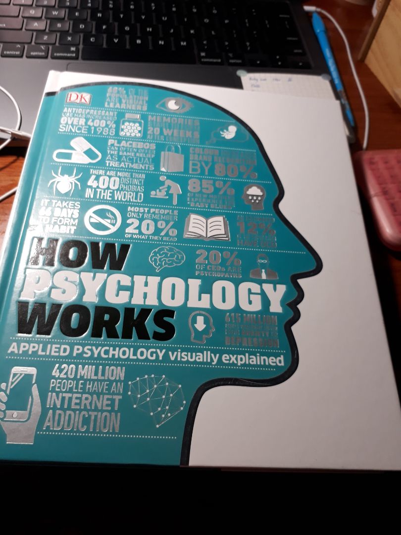 Sách giao mùa dịch nên hơi lâu nhưng fahasa đóng gói rất kĩ nên rất ưng. Sách mới rất đẹp cầm rất là thích có ánh bạc nhẹ nên nhìn xịn xò. Có hơi quăn góc xíu xiu thui nhưng chấp nhận đc. Nên mua