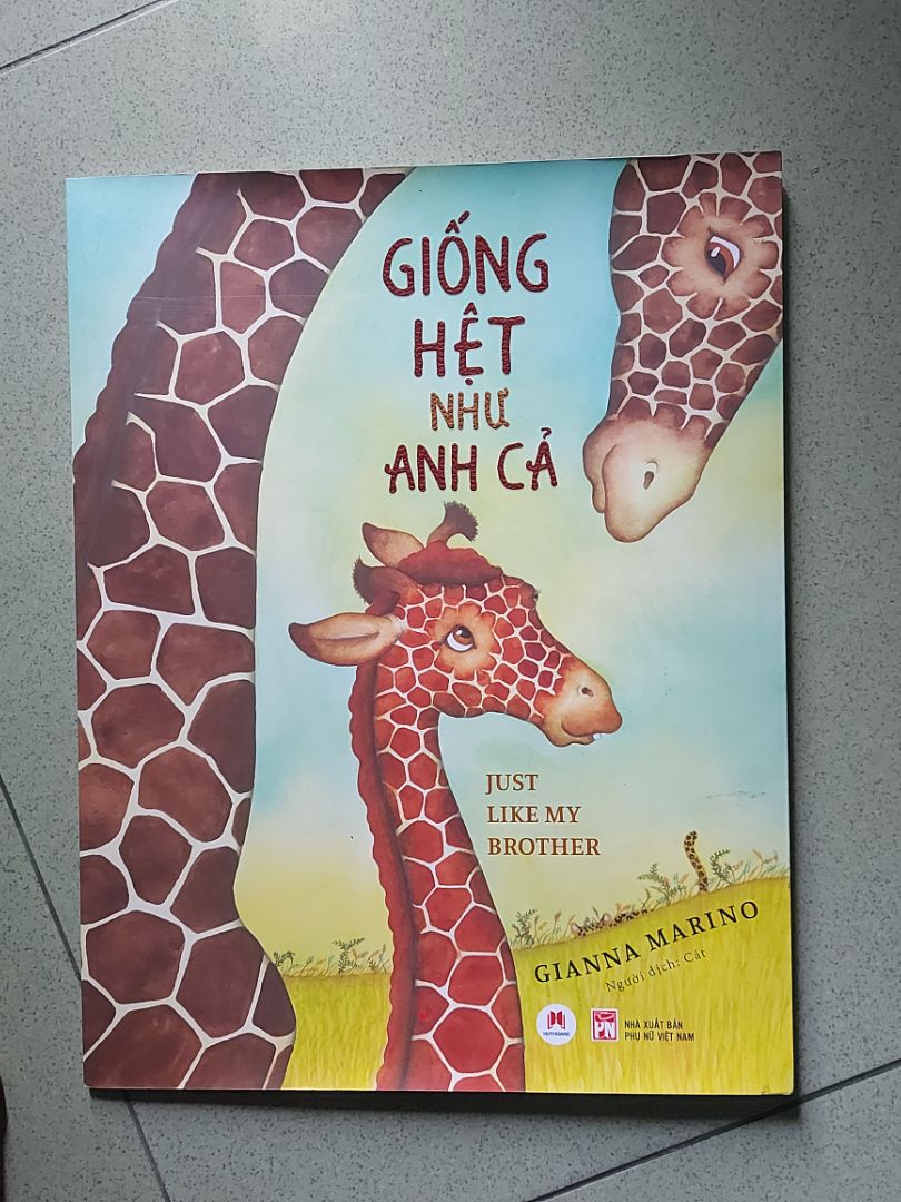 Sách cũ, bám bụi và cong mép!