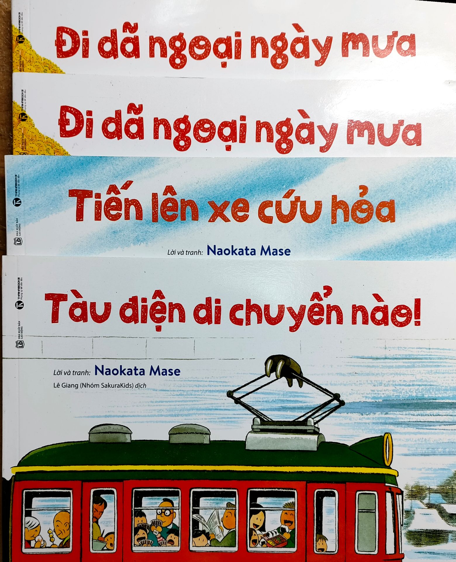 mua bộ 4 quyển mà 2 quyển trùng nhau, nhắn tin shop đổi mà ko thấy phản hồi.