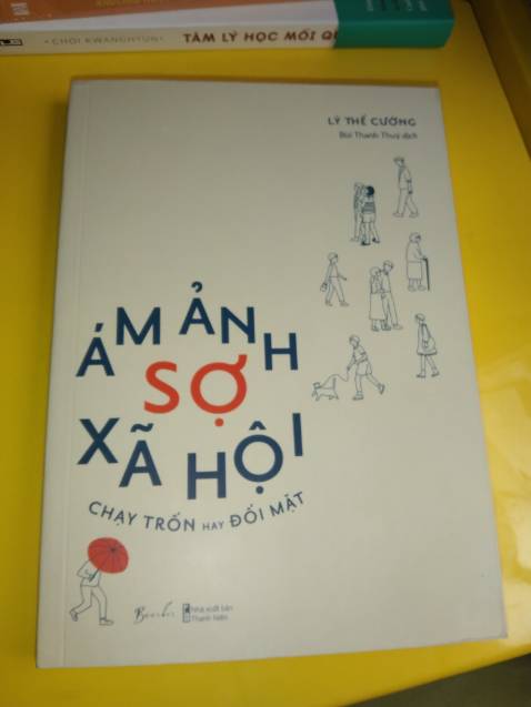 Tiki gói hàng đợt này dùng giấy bill để làm chống sốc(vài miếng) :)),tất cả sách đều bị gãy gáy nhưng với giá này thì chịu, giao nhanh chỉ mong lần sau dùng cái khác để chống sốc, và không bt khi giao hàng bị j mà hộp của mình rách 1 lỗ lớn,sách đã dập nay còn dập hơn :')